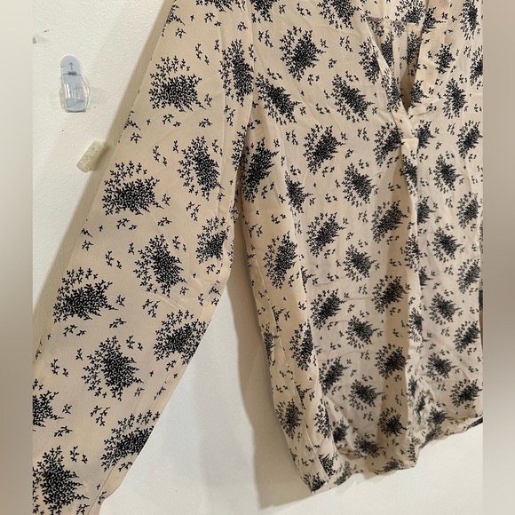 JOIE Deon B Floral Print Silk V-Neck Blouse Almond Women’s Size Small Boho - Picture 5 of 7